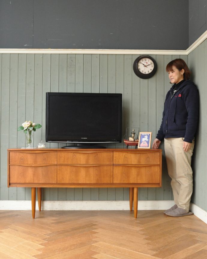 アンティークのチェスト　アンティーク家具　AUSTIN SUITE社のサイドボードチェスト、ヴィンテージの北欧家具。スッキリとかっこいいデザインが特徴のサイドボード。(x-939-f)