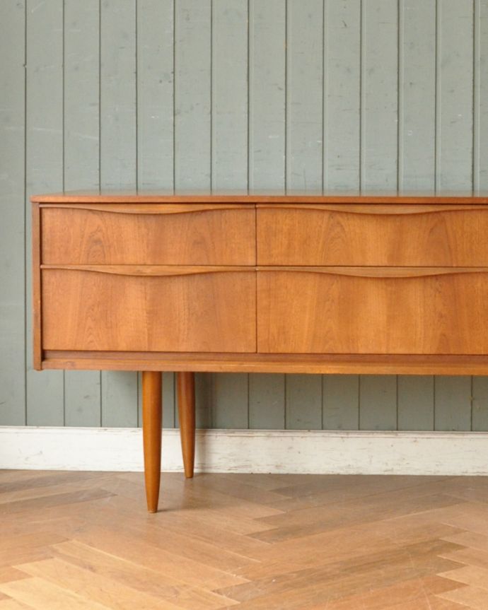 アンティークのチェスト　アンティーク家具　AUSTIN SUITE社のサイドボードチェスト、ヴィンテージの北欧家具。チーク材の繊細な木目が美しいです。(x-939-f)