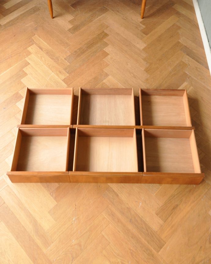 アンティークのチェスト　アンティーク家具　AUSTIN SUITE社のサイドボードチェスト、ヴィンテージの北欧家具。引き出しは全部で６杯。(x-939-f)