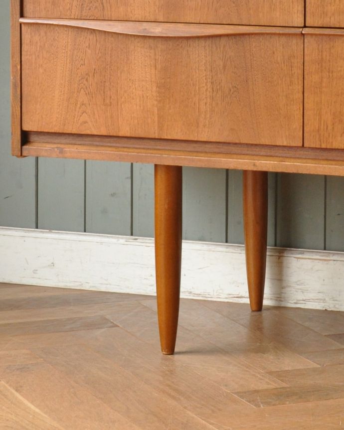 アンティークのチェスト　アンティーク家具　AUSTIN SUITE社のサイドボードチェスト、ヴィンテージの北欧家具。脚はすっきりしたデザインです。(x-939-f)