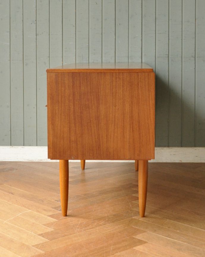 アンティークのチェスト　アンティーク家具　AUSTIN SUITE社のサイドボードチェスト、ヴィンテージの北欧家具。サイドもしっかり作られています。(x-939-f)