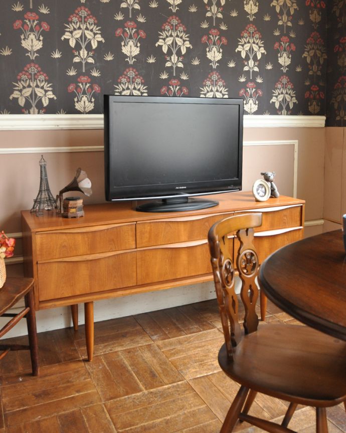 アンティークのチェスト　アンティーク家具　AUSTIN SUITE社のサイドボードチェスト、ヴィンテージの北欧家具。TVボードにも使えちゃうシンプルチェストシンプルなデザインの家具にはめずらしい横長、サイドボードタイプのチェスト。(x-939-f)