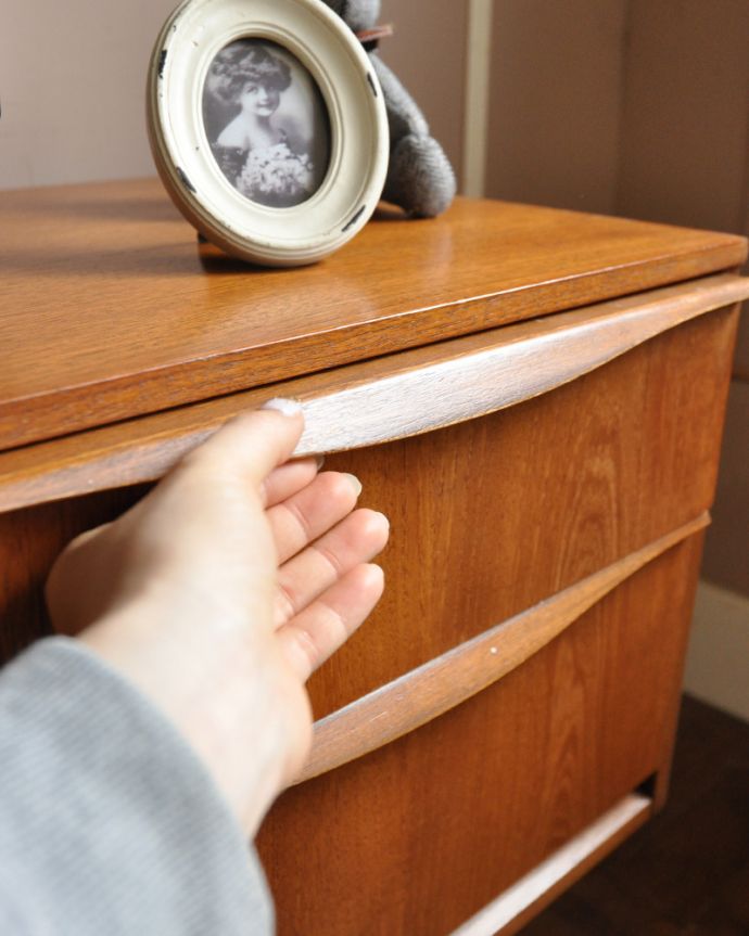 アンティークのチェスト　アンティーク家具　AUSTIN SUITE社のサイドボードチェスト、ヴィンテージの北欧家具。シンプルでカッコいい取っ手。(x-939-f)