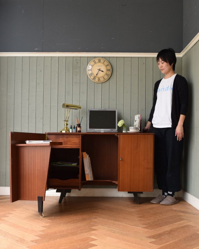 アンティークのデスク・書斎机　アンティーク家具　あらゆる仕掛けを盛り込んだイギリスのアンティークデスクキャビネット。北欧インテリアにぴったりな、木目の優しいシンプルでオシャレなデザインです。(x-940-f)