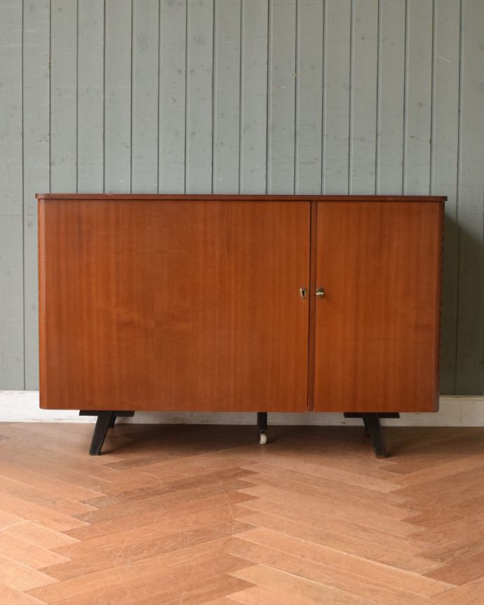 アンティークのデスク・書斎机　アンティーク家具　あらゆる仕掛けを盛り込んだイギリスのアンティークデスクキャビネット。リビングの電話台にもオススメです。(x-940-f)