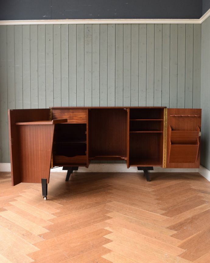 アンティークのデスク・書斎机　アンティーク家具　あらゆる仕掛けを盛り込んだイギリスのアンティークデスクキャビネット。仕事のファイル、楽譜などの趣味のものまで、書類がすっきり整理整頓できます。(x-940-f)