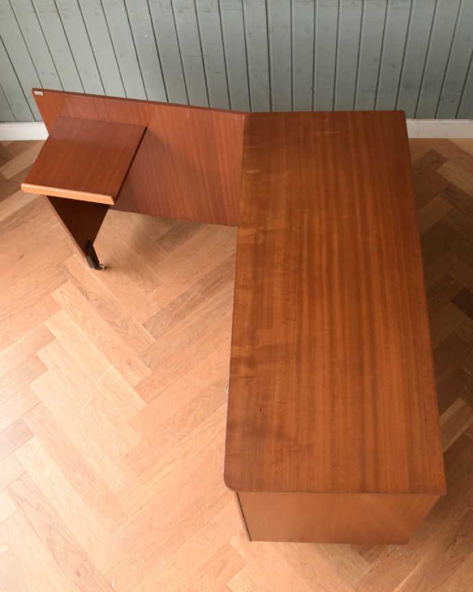 アンティークのデスク・書斎机　アンティーク家具　あらゆる仕掛けを盛り込んだイギリスのアンティークデスクキャビネット。広い天板は作業がしやすくて重宝しますよ！きちんとお直ししているので、天板もキレイな状態です。(x-940-f)