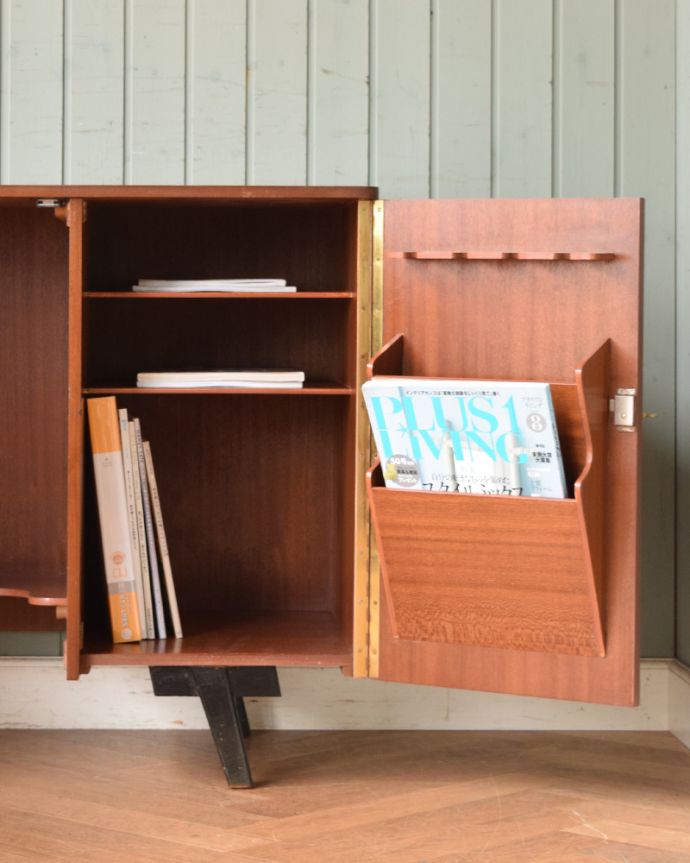 アンティークのデスク・書斎机　アンティーク家具　あらゆる仕掛けを盛り込んだイギリスのアンティークデスクキャビネット。背の高い雑誌やA4サイズのものも片付けることができます。(x-940-f)