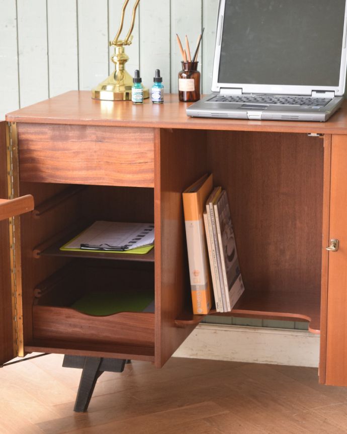 アンティークのデスク・書斎机　アンティーク家具　あらゆる仕掛けを盛り込んだイギリスのアンティークデスクキャビネット。開いた足元にも収納が可能。(x-940-f)