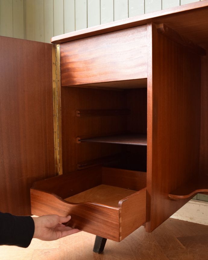 アンティークのデスク・書斎机　アンティーク家具　あらゆる仕掛けを盛り込んだイギリスのアンティークデスクキャビネット。引き出しは、一番左側の上と下にあります。(x-940-f)