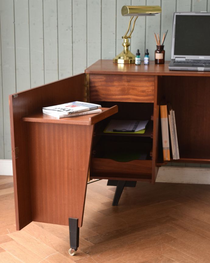 アンティークのデスク・書斎机　アンティーク家具　あらゆる仕掛けを盛り込んだイギリスのアンティークデスクキャビネット。サブテーブルはとくに嬉しいポイント！快適に作業が進みます。(x-940-f)