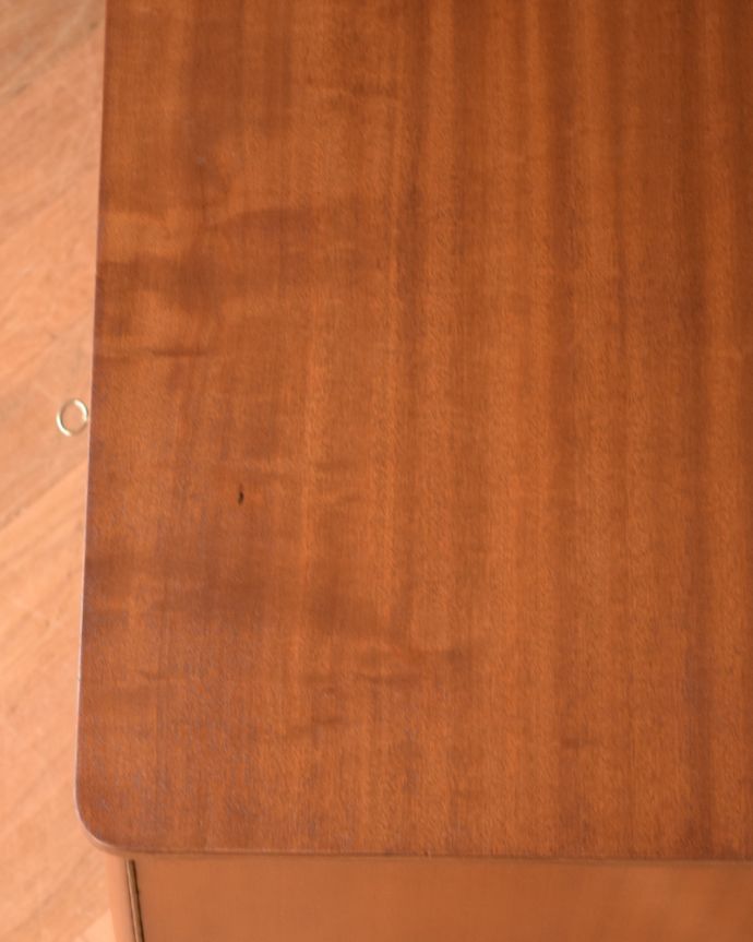 アンティークのデスク・書斎机　アンティーク家具　あらゆる仕掛けを盛り込んだイギリスのアンティークデスクキャビネット。角は丸く仕上がっています。(x-940-f)