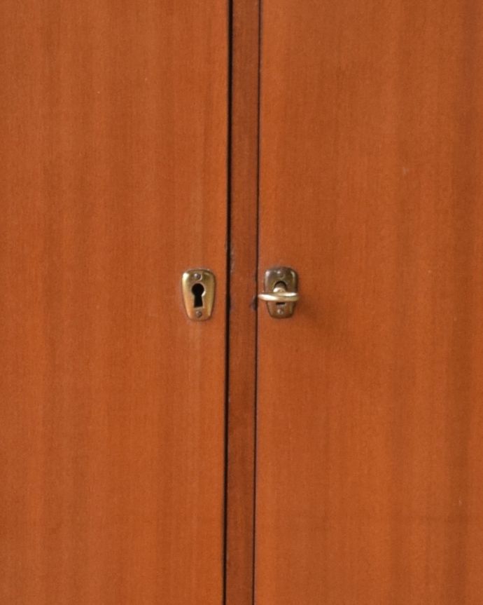 アンティークのデスク・書斎机　アンティーク家具　あらゆる仕掛けを盛り込んだイギリスのアンティークデスクキャビネット。アンティークの鍵が１本付いてきます。(x-940-f)