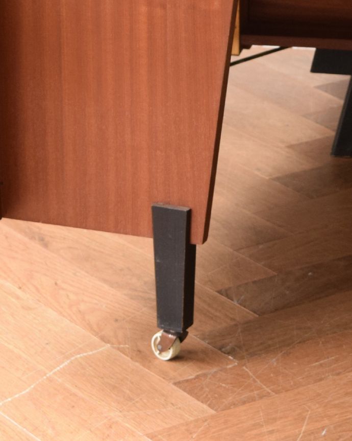 アンティークのデスク・書斎机　アンティーク家具　あらゆる仕掛けを盛り込んだイギリスのアンティークデスクキャビネット。きちんと調整したので、新しいものと比べるとスムーズではありませんが、ちゃんと動きます。(x-940-f)