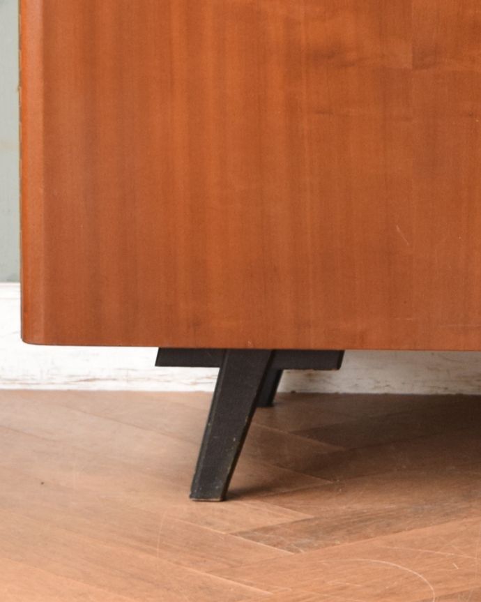 アンティークのデスク・書斎机　アンティーク家具　あらゆる仕掛けを盛り込んだイギリスのアンティークデスクキャビネット。安定感のある脚がしっかり支えます。(x-940-f)