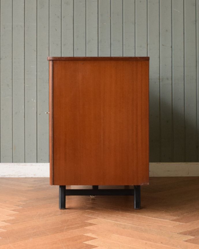 アンティークのデスク・書斎机　アンティーク家具　あらゆる仕掛けを盛り込んだイギリスのアンティークデスクキャビネット。サイドから見ても美しい木目。(x-940-f)