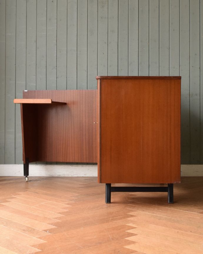 アンティークのデスク・書斎机　アンティーク家具　あらゆる仕掛けを盛り込んだイギリスのアンティークデスクキャビネット。丈夫なキャビネットです。(x-940-f)