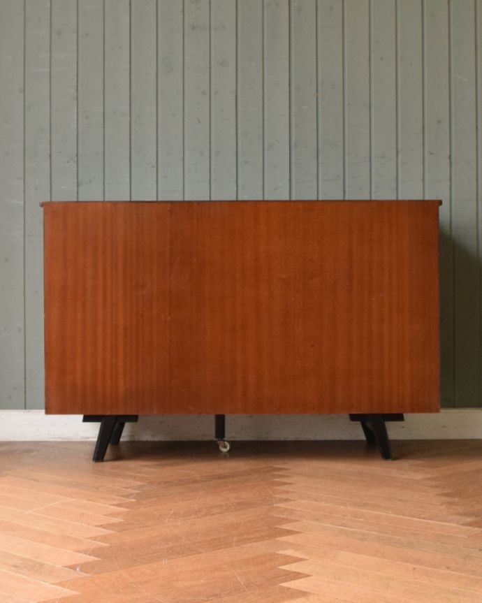 アンティークのデスク・書斎机　アンティーク家具　あらゆる仕掛けを盛り込んだイギリスのアンティークデスクキャビネット。アンティークは新品ではないので、もちろん経年変化によるキズはありますが、専門の職人が目立たないようキレイにお直しをしているので、後姿までキレイです。(x-940-f)