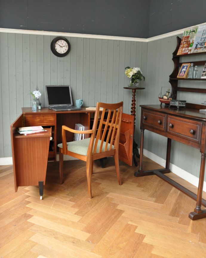 アンティークのデスク・書斎机　アンティーク家具　あらゆる仕掛けを盛り込んだイギリスのアンティークデスクキャビネット。。(x-940-f)