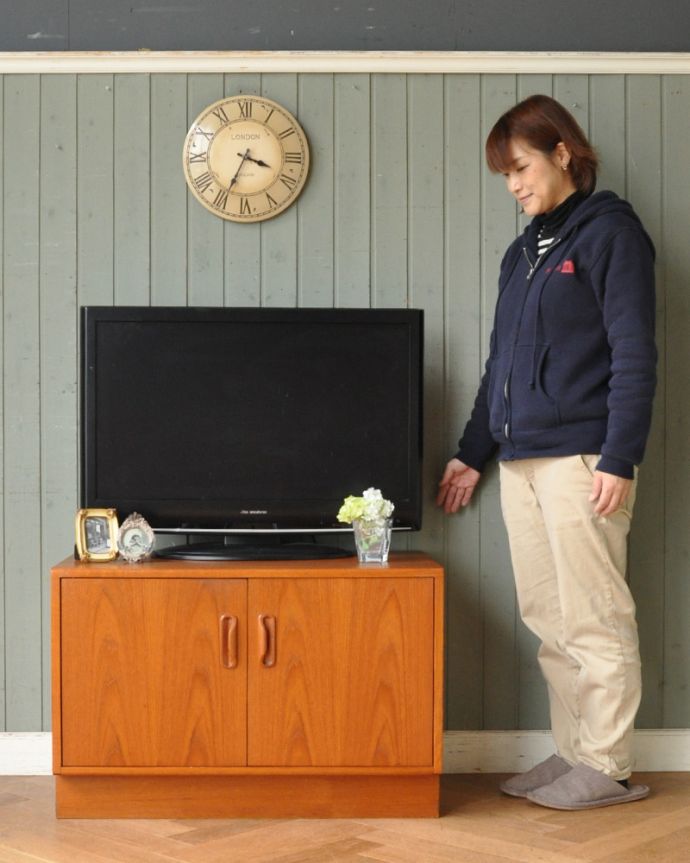 G-PLAN(Gプラン) アンティーク家具 Gプランのフレスコシリーズのサイドボード、アンティーク北欧家具。アパートやマンションにもピッタリの小ぶりなサイズ。(x-941-f)