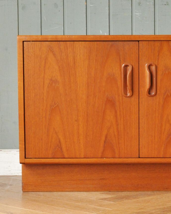 G-PLAN(Gプラン) アンティーク家具 Gプランのフレスコシリーズのサイドボード、アンティーク北欧家具。北欧家具のお部屋にピッタリ!男女ともに人気のシンプルでスタイリッシュなインテリアです。(x-941-f)