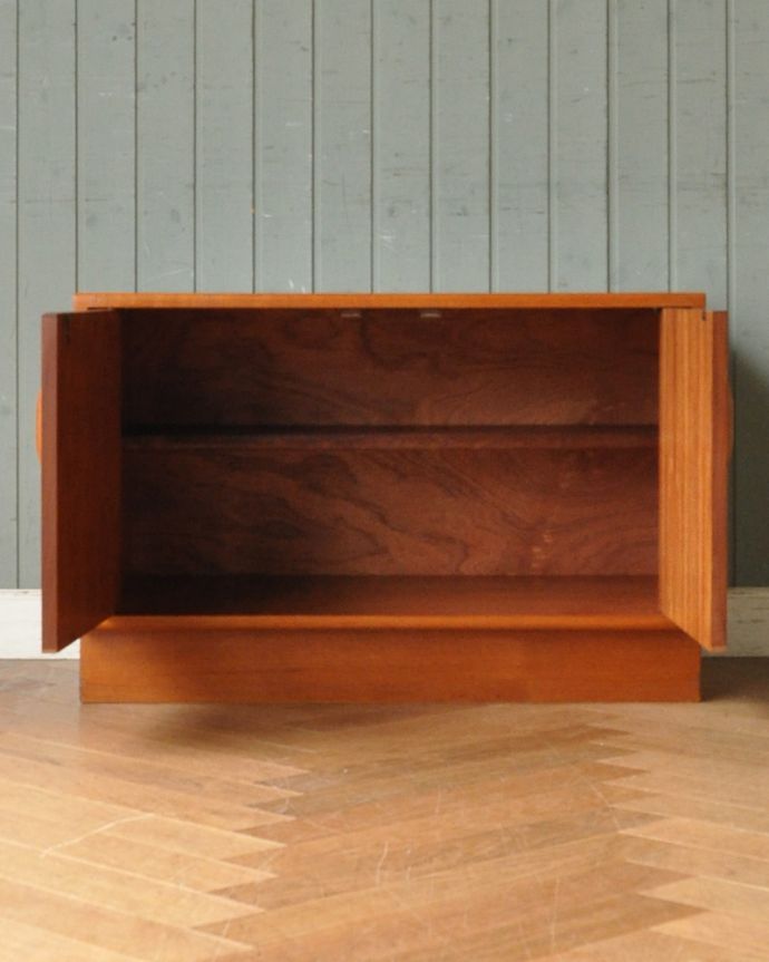 G-PLAN(Gプラン) アンティーク家具 Gプランのフレスコシリーズのサイドボード、アンティーク北欧家具。棚板が付いているのできちんと整理整頓ができます。(x-941-f)