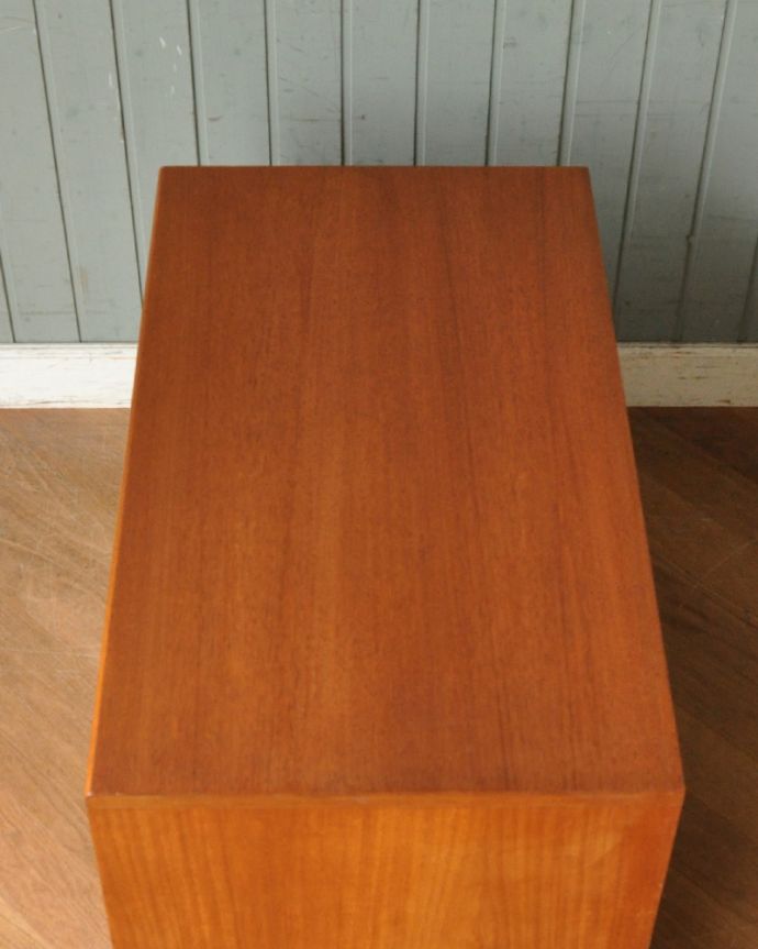 G-PLAN(Gプラン) アンティーク家具 Gプランのフレスコシリーズのサイドボード、アンティーク北欧家具。天板もキレイに塗装を仕上げました。(x-941-f)