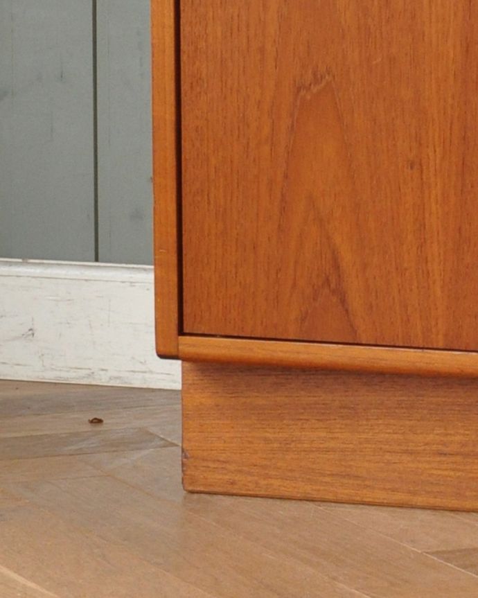 G-PLAN(Gプラン) アンティーク家具 Gプランのフレスコシリーズのサイドボード、アンティーク北欧家具。しっかり支えてくれる脚です。(x-941-f)