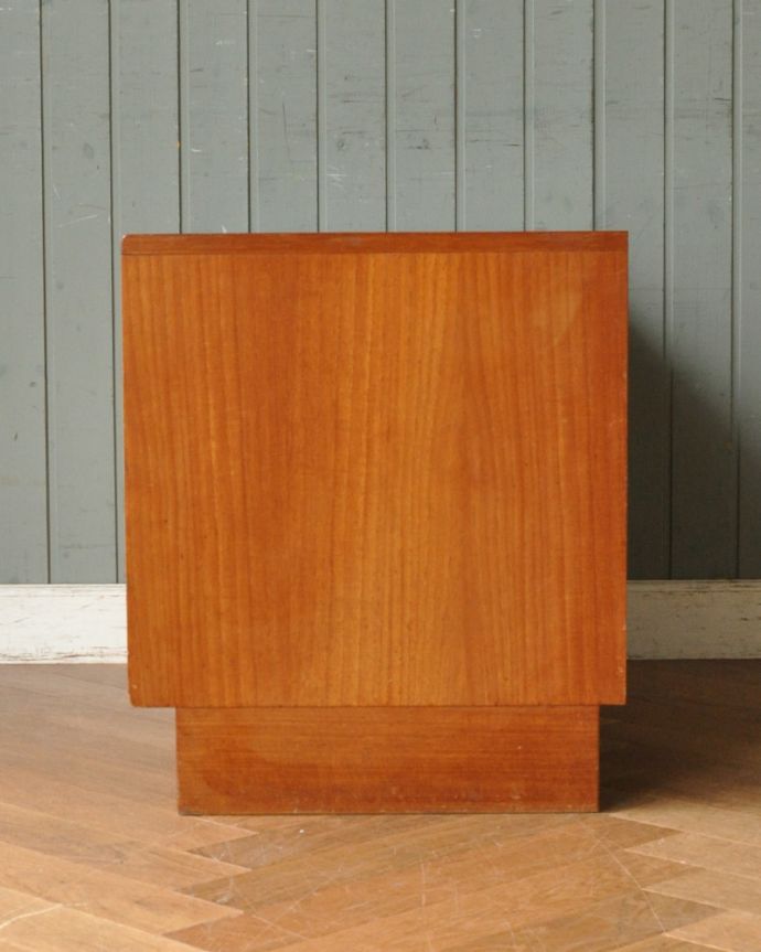 G-PLAN(Gプラン) アンティーク家具 Gプランのフレスコシリーズのサイドボード、アンティーク北欧家具。サイドから見てもキレイな状態です。(x-941-f)