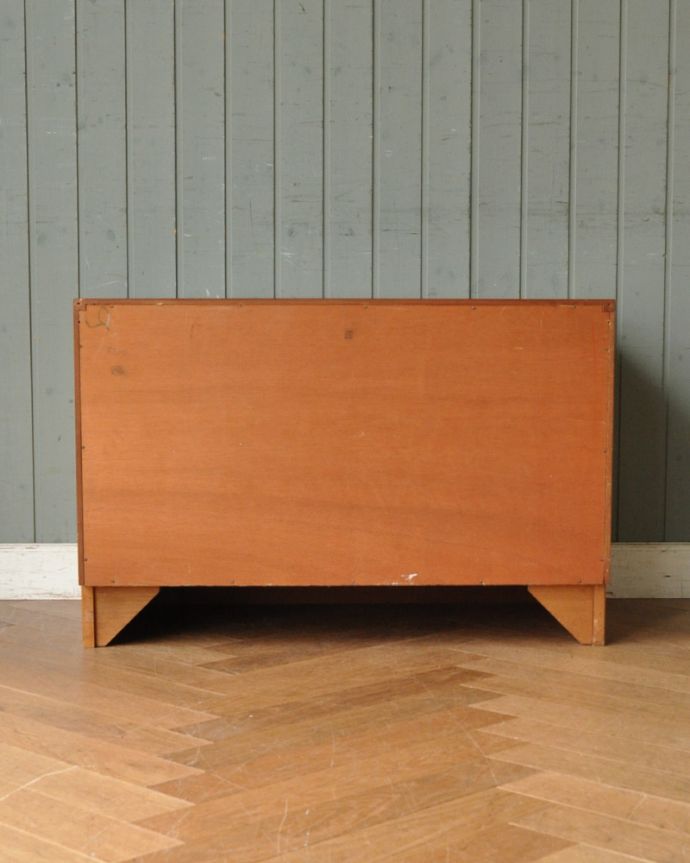 G-PLAN(Gプラン) アンティーク家具 Gプランのフレスコシリーズのサイドボード、アンティーク北欧家具。アンティークは新品ではないので、もちろん経年変化によるキズはありますが、専門の職人が目立たないようキレイにお直しをしているので、後姿までキレイです。(x-941-f)