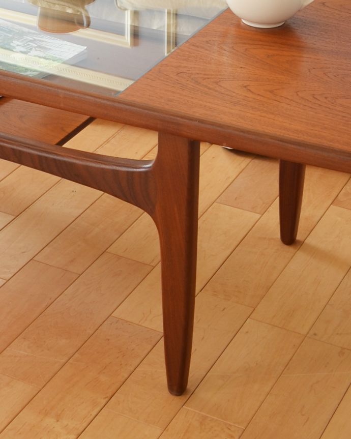 G-PLAN(Gプラン)　アンティーク家具　G-planのガラストップセンターテーブル、チーク材のヴィンテージ北欧家具。脚はすらっとシンプルなデザインです。(x-943-f)