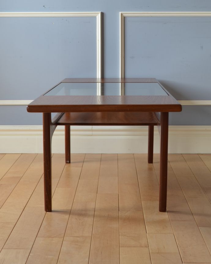 G-PLAN(Gプラン)　アンティーク家具　G-planのガラストップセンターテーブル、チーク材のヴィンテージ北欧家具。サイドから見るとこんな感じです。(x-943-f)