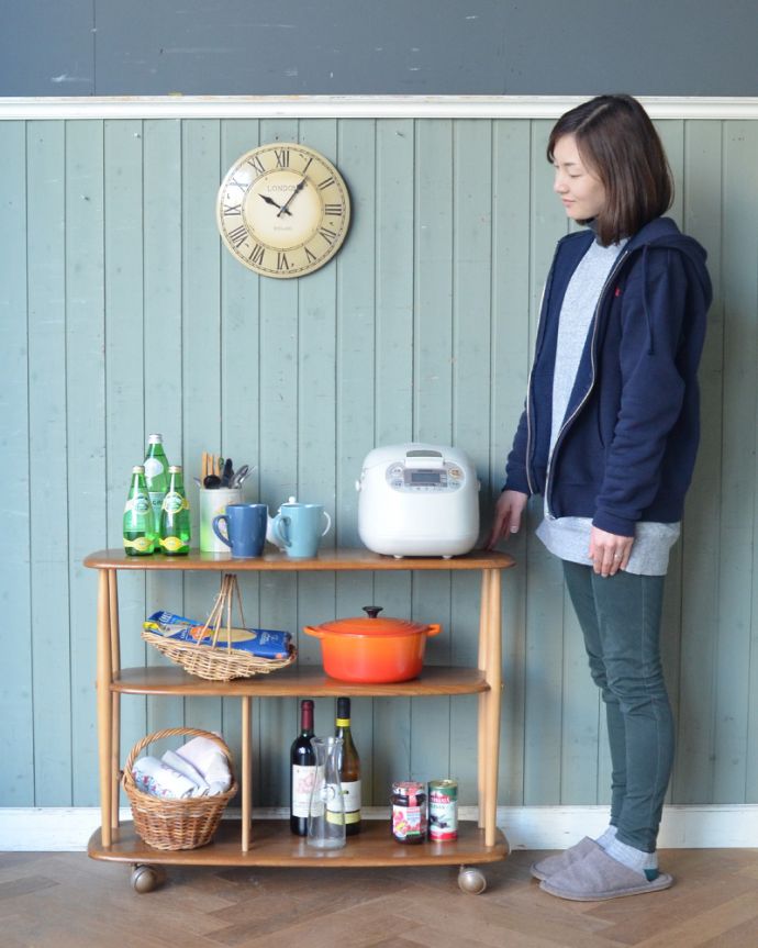 アーコールの家具　アンティーク家具　スリムサイズのワゴン（トロリー）、ERCOL社のアンティーク家具。コロコロ転がせば移動も楽チン！可愛いので毎日使いたくなります。(x-944-f)