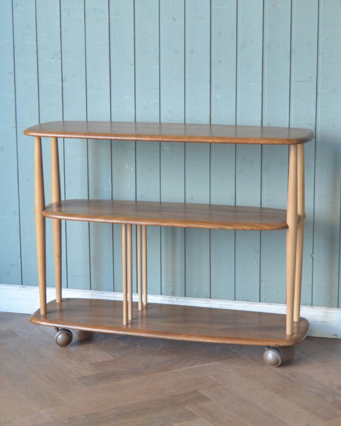 アーコールの家具　アンティーク家具　スリムサイズのワゴン（トロリー）、ERCOL社のアンティーク家具。２段目、３段目も広々しています。(x-944-f)