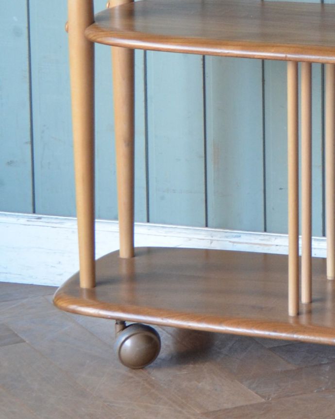 アーコールの家具　アンティーク家具　スリムサイズのワゴン（トロリー）、ERCOL社のアンティーク家具。きちんと調整したので、新しいものと比べるとスムーズではありませんが、ちゃんと動きます。(x-944-f)