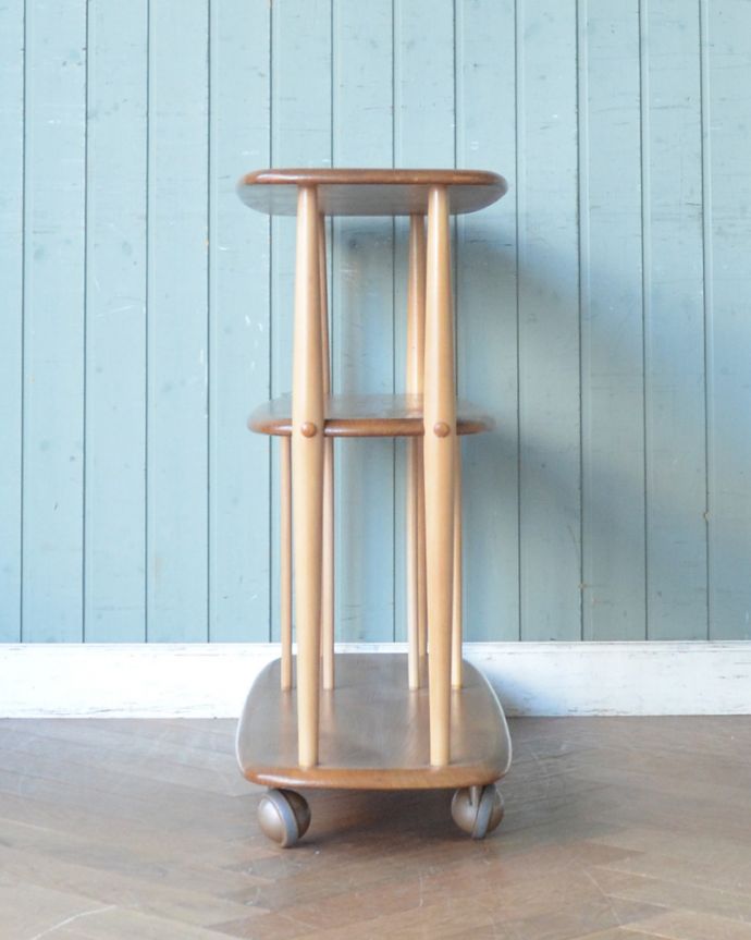 アーコールの家具　アンティーク家具　スリムサイズのワゴン（トロリー）、ERCOL社のアンティーク家具。奥行がとってもスマートなので、マンションやアパートの方にもオススメです。(x-944-f)