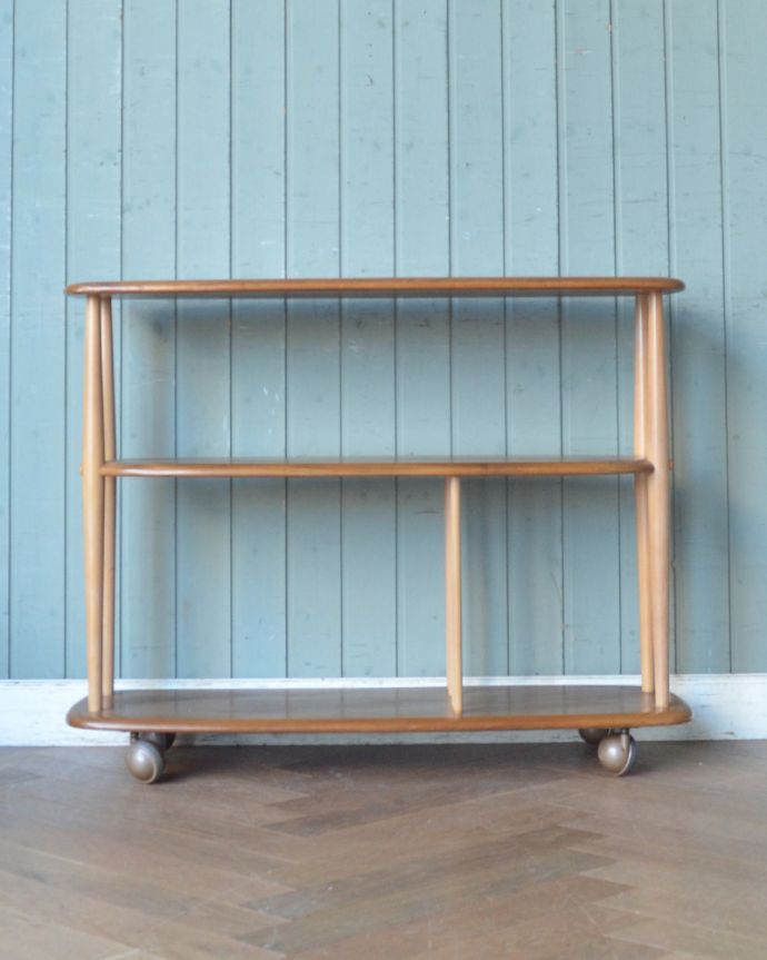 アーコールの家具　アンティーク家具　スリムサイズのワゴン（トロリー）、ERCOL社のアンティーク家具。アンティークは新品ではないので、もちろん経年変化によるキズはありますが、専門の職人が目立たないようキレイにお直しをしているので、後姿までキレイです。(x-944-f)