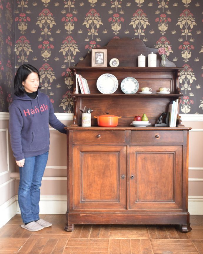 アンティークのキャビネット　アンティーク家具　飾り棚、食器棚にも使えるキッチンドレッサー、アンティークの輸入家具。アンティークらしい重厚感がかっこいい家具。(x-946-f)