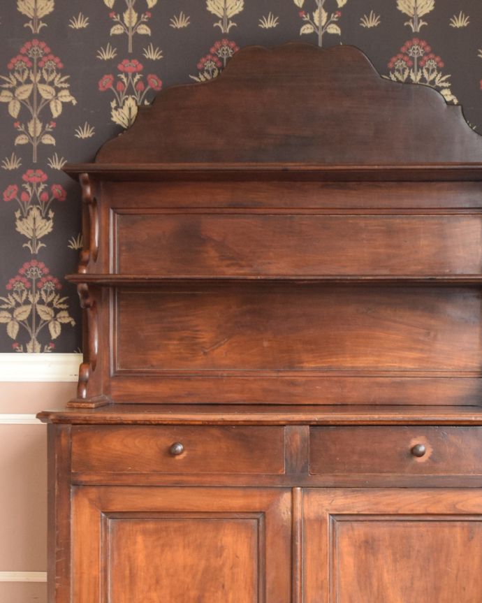 アンティークのキャビネット　アンティーク家具　飾り棚、食器棚にも使えるキッチンドレッサー、アンティークの輸入家具。置いたのもがステキに見える飾り棚。(x-946-f)