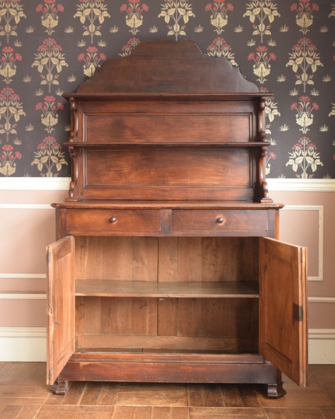 アンティークのキャビネット　アンティーク家具　飾り棚、食器棚にも使えるキッチンドレッサー、アンティークの輸入家具。棚にはＤＶＤや辞書、マンガ、料理本を。(x-946-f)