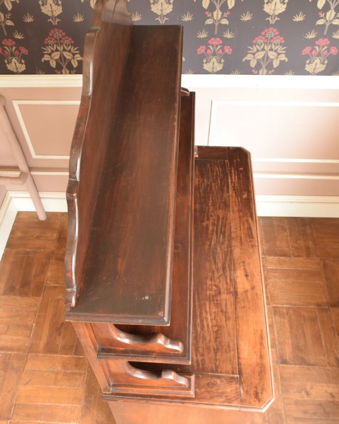 アンティークのキャビネット　アンティーク家具　飾り棚、食器棚にも使えるキッチンドレッサー、アンティークの輸入家具。天板は広々としています。(x-946-f)