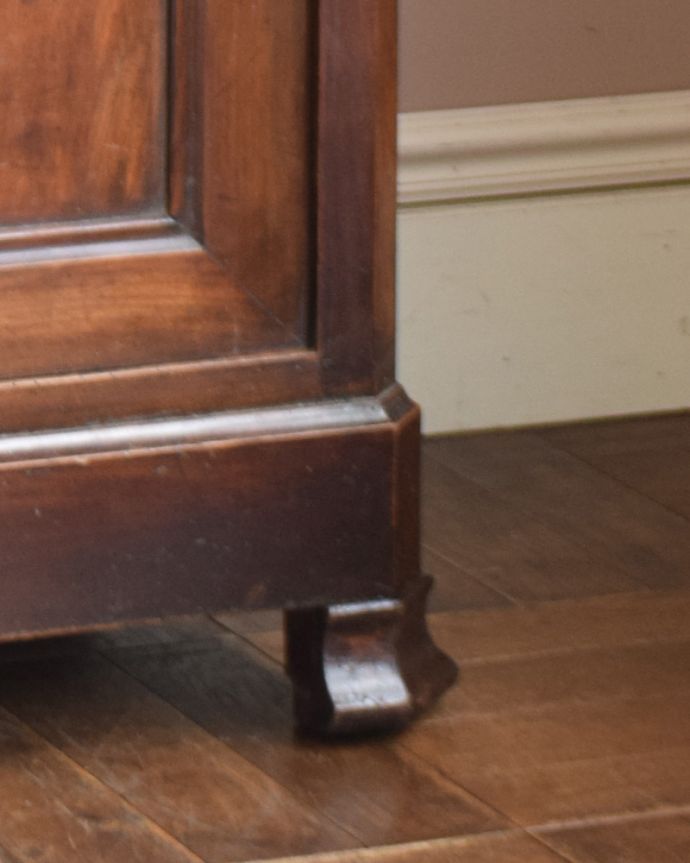 アンティークのキャビネット　アンティーク家具　飾り棚、食器棚にも使えるキッチンドレッサー、アンティークの輸入家具。安定感のある脚がしっかり支えます。(x-946-f)