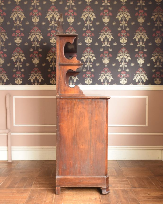 アンティークのキャビネット　アンティーク家具　飾り棚、食器棚にも使えるキッチンドレッサー、アンティークの輸入家具。奥行きが浅いので、横から見るととてもスッキリとしていて圧迫感がありません。(x-946-f)