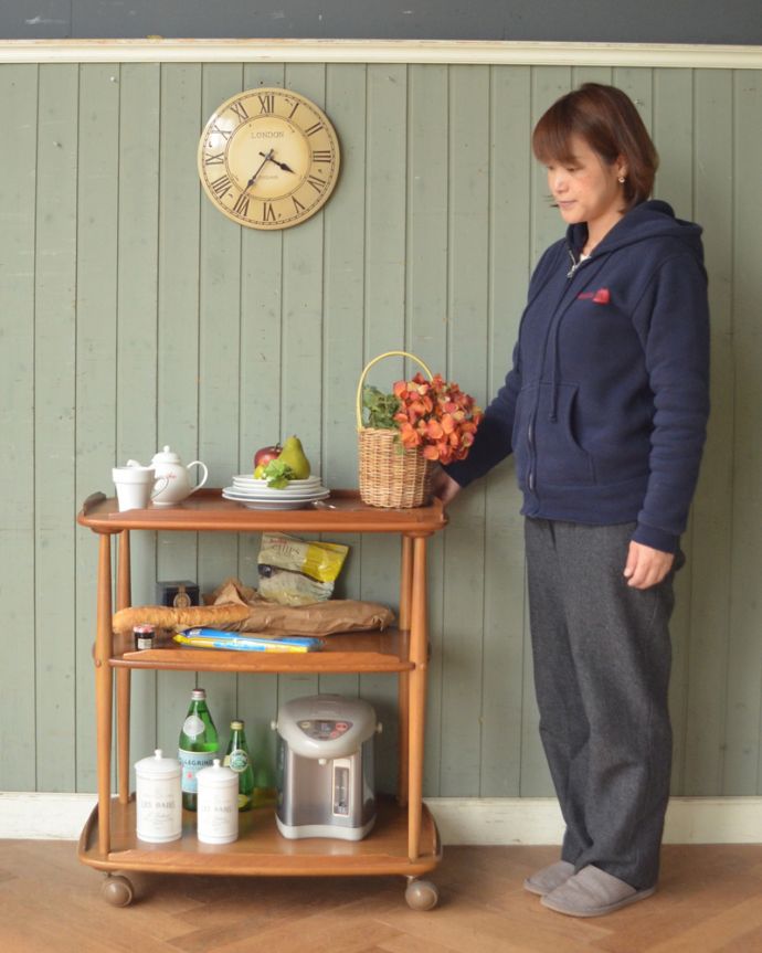 アンティークのワゴン・トローリー　アンティーク家具　イギリス輸入のヴィンテージ家具、ナチュラルなカラーのキャスター付きワゴン（ERCOL）。コロコロ転がせば移動も楽チン！可愛いので毎日使いたくなります。(x-948-f)