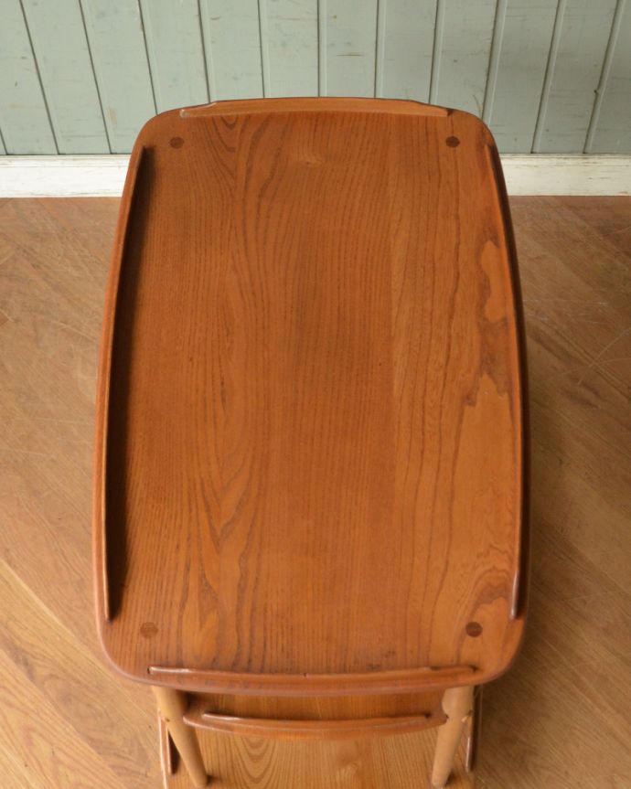 アンティークのワゴン・トローリー　アンティーク家具　イギリス輸入のヴィンテージ家具、ナチュラルなカラーのキャスター付きワゴン（ERCOL）。天板もキレイに仕上げました。(x-948-f)