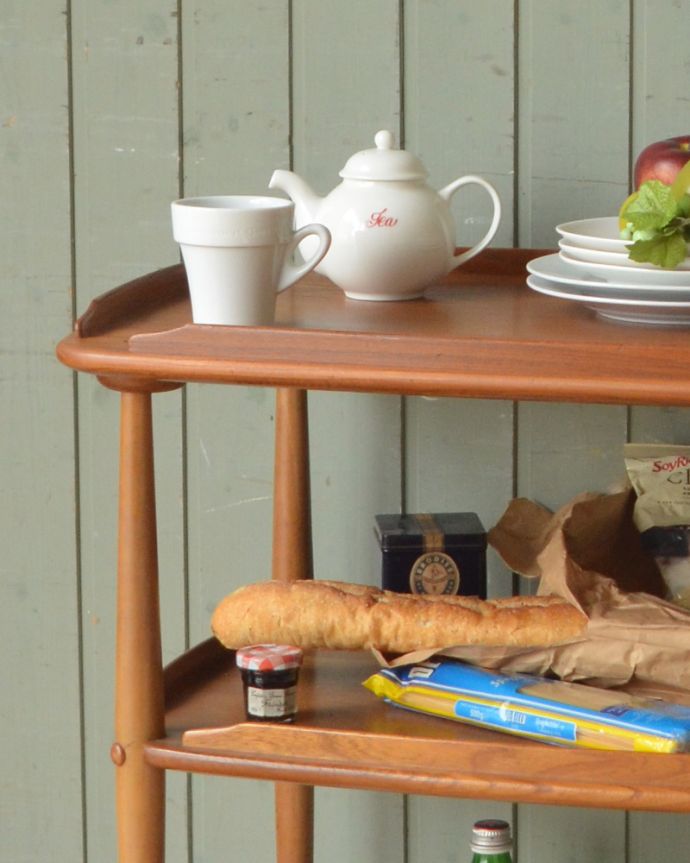 アンティークのワゴン・トローリー　アンティーク家具　イギリス輸入のヴィンテージ家具、ナチュラルなカラーのキャスター付きワゴン（ERCOL）。縁には物が転がり落ちないように盾が入っています。(x-948-f)