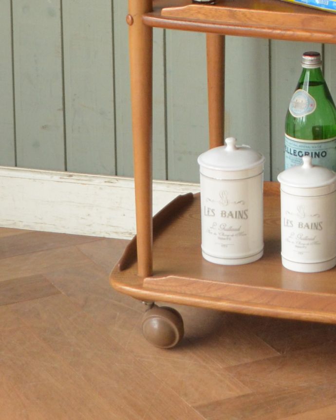 アンティークのワゴン・トローリー　アンティーク家具　イギリス輸入のヴィンテージ家具、ナチュラルなカラーのキャスター付きワゴン（ERCOL）。きちんと調整したので、新しいものと比べるとスムーズではありませんが、ちゃんと動きます。(x-948-f)
