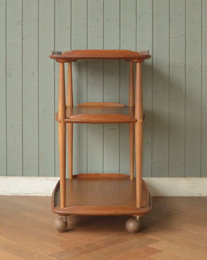 アンティークのワゴン・トローリー　アンティーク家具　イギリス輸入のヴィンテージ家具、ナチュラルなカラーのキャスター付きワゴン（ERCOL）。シンプルで繊細なデザインはさすがアーコールです。(x-948-f)
