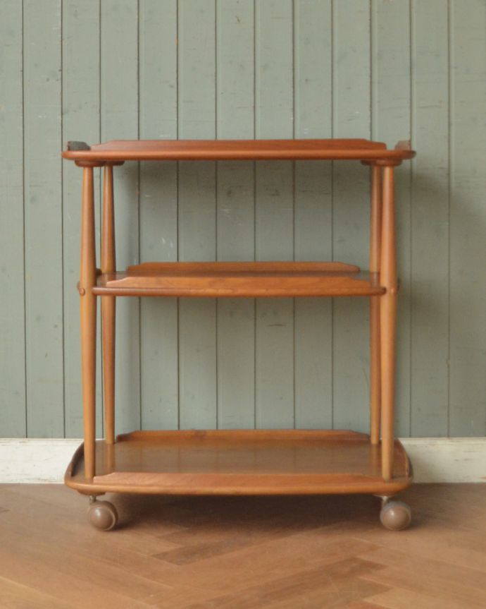 アンティークのワゴン・トローリー　アンティーク家具　イギリス輸入のヴィンテージ家具、ナチュラルなカラーのキャスター付きワゴン（ERCOL）。アンティークは新品ではないので、もちろん経年変化によるキズはありますが、専門の職人が目立たないようキレイにお直しをしているので、後姿までキレイです。(x-948-f)