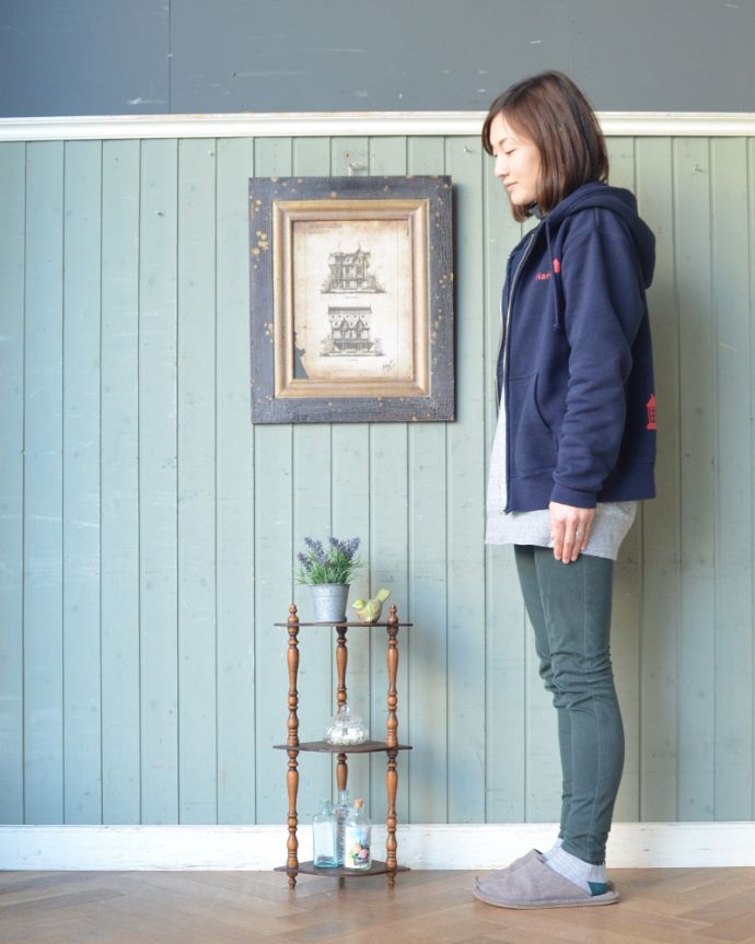 アンティークのキャビネット アンティーク家具 角にピタッ!コーナーラック、フランス輸入のアンティーク家具。お部屋の角にすっぽり収まるシェルフ!コーナーのオシャレにいかが?(モデルの身長は165cmです)。(x-949-f)